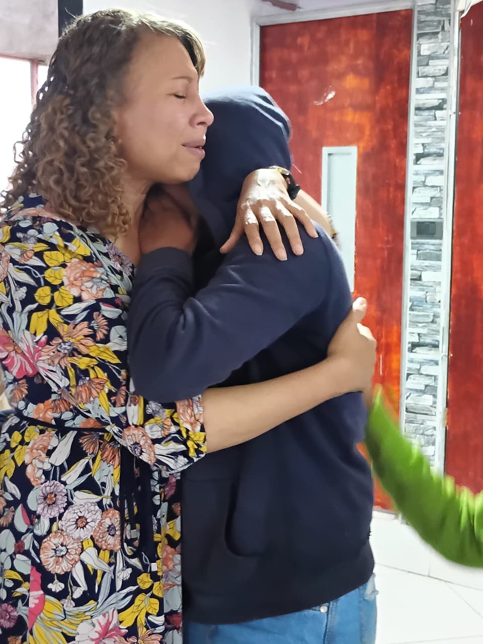 Niñas recibiendo donaciones
